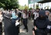 Simpatisan Rizieq Dipaksa Menyingkir dari Gerbang Pengadilan