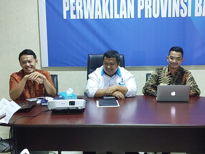 Kepala Keasisten Pemeriksaan Dan Laporan Ombudsman RI Perwakilan Banten, Zainal Muttaqin (Berbatik) Bersama Kepala Kantor Perwakilan Ombudsman Banten, Fadli Afriadi (Tengah)