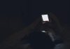 Main Handphone dalam Ruang Gelap, Bahayakah?